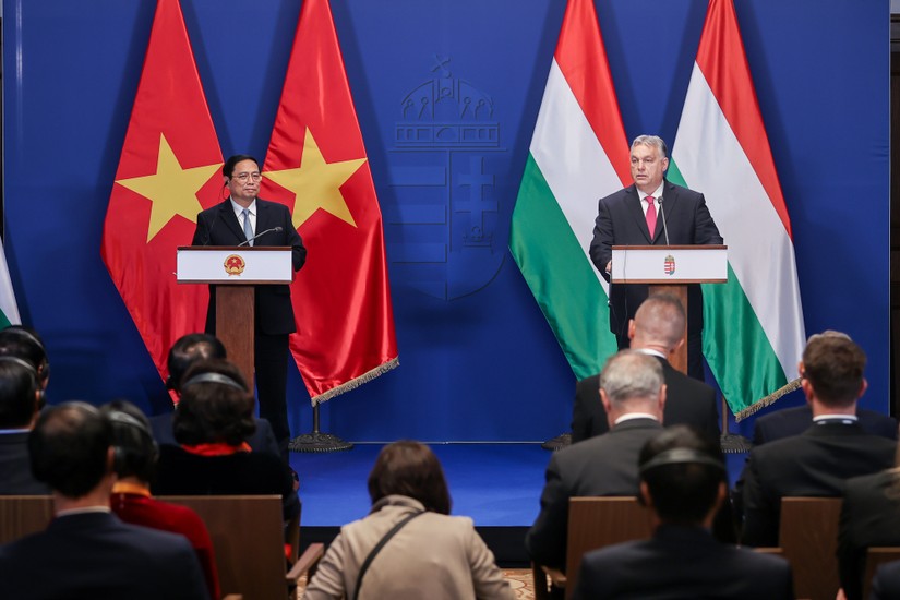 Thủ tướng Phạm Minh Chính và Thủ tướng Hungary Viktor Orbán tại cuộc gặp gỡ báo chí. Ảnh: VGP