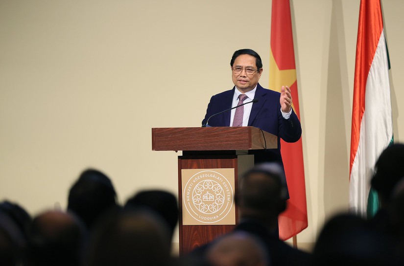 Thủ tướng Phạm Minh Chính tới thăm và có bài phát biểu chính sách quan trọng tại Đại học Hành chính công Quốc gia Hungary. Ảnh: VGP