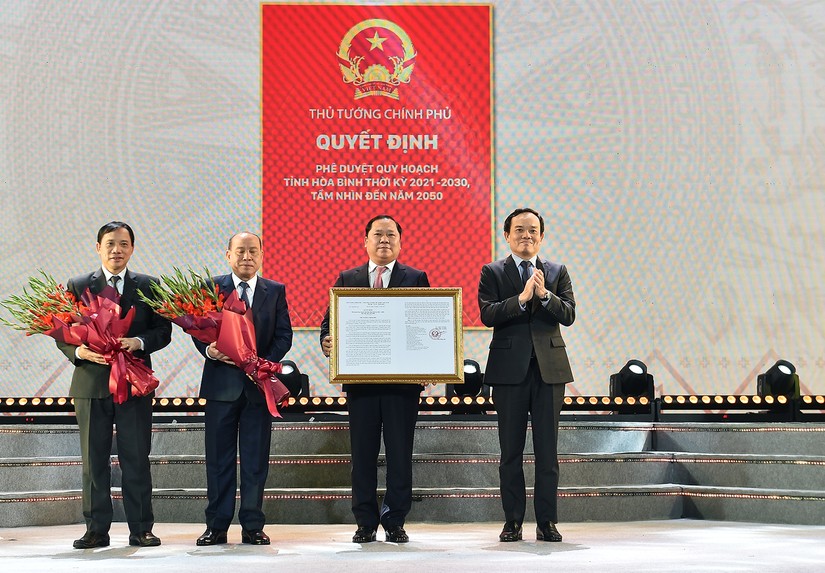 Phó Thủ tướng Trần Lưu Quang trao Quyết định công bố Quy hoạch tỉnh Hoà Bình thời kỳ 2021 - 2030, tầm nhìn đến năm 2050. Ảnh: VGP