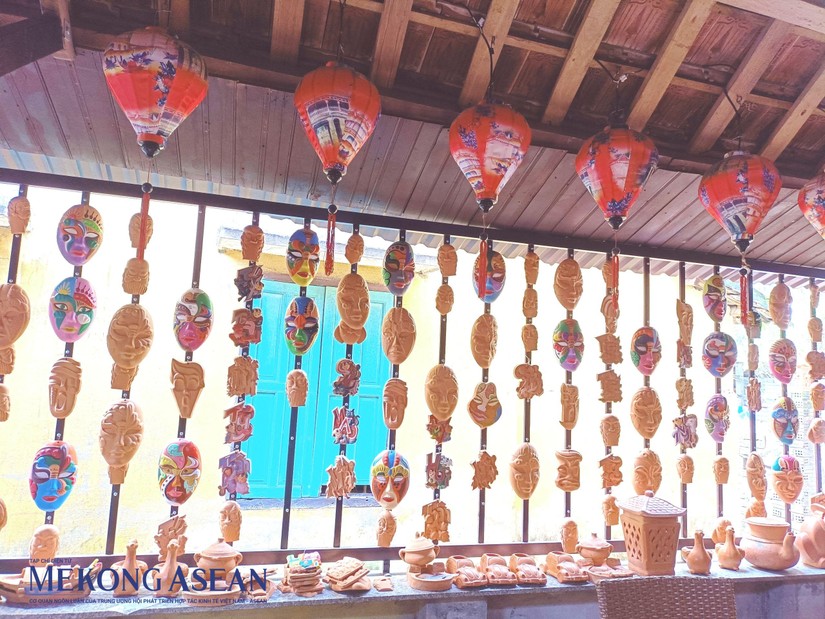 Không gian trưng bày các sản phẩm mặt nạ gốm của cửa hàng Tuấn Pottery, làng gốm Thanh Hà, Hội An. Ảnh: Anh Thư - Mekong ASEAN