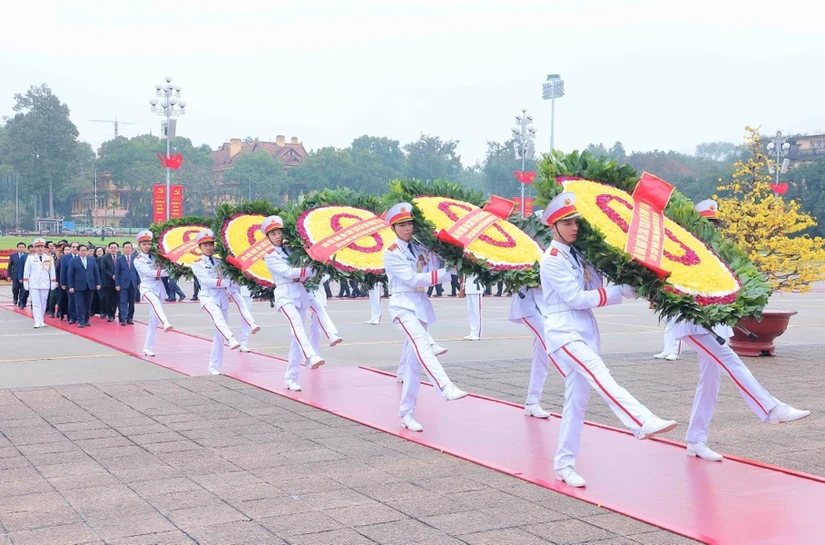 Đoàn đại biểu lãnh đạo, nguyên lãnh đạo Đảng và Nhà nước cùng các đại biểu vào lăng viếng Chủ tịch Hồ Chí Minh.