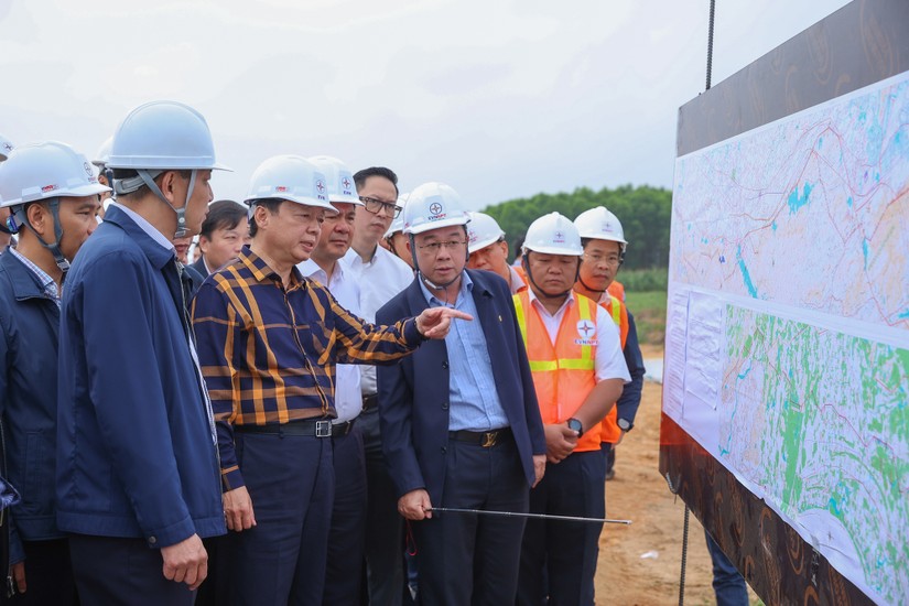 Phó Thủ tướng Trần Hồng Hà nghe báo cáo tiến độ thi công đường điện 500 kV Quảng Trạch - Quỳnh Lưu thuộc dự án đường dây 500 kV mạch 3 Quảng Trạch - Phố Nối. Ảnh: VGP