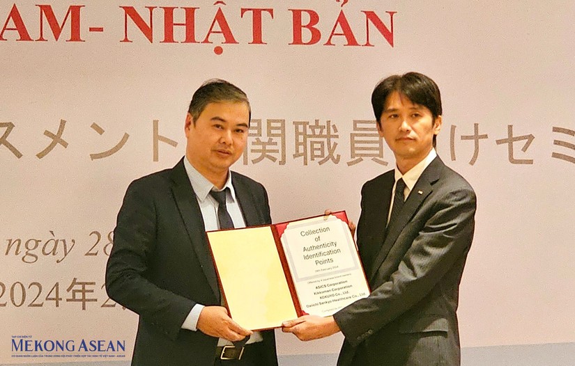 Phía Nhật Bản đã cung cấp Cẩm nang Xác thực giả mạo cho các cơ quan chức năng của Việt Nam. Ảnh: Anh Thư - Mekong ASEAN