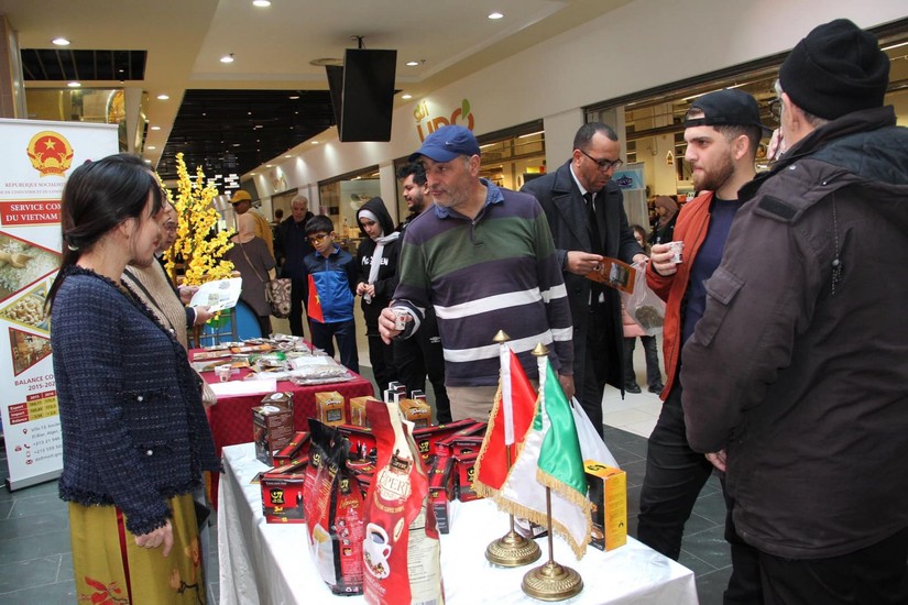 Các du khách tham dự Ngày giới thiệu các sản phẩm cà phê Việt Nam của Thương vụ Việt Nam tại Algeria. Ảnh: Bộ Công Thương