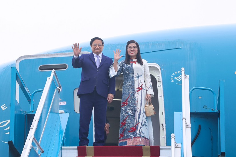 Thủ tướng Chính phủ Phạm Minh Chính và Phu nhân Lê Thị Bích Trân rời Thủ đô Hà Nội, lên đường tham dự Hội nghị Cấp cao Đặc biệt kỷ niệm 50 năm quan hệ ASEAN - Australia. Ảnh: VGP
