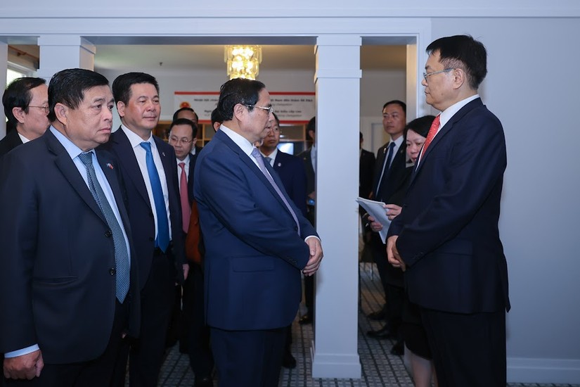 Thủ tướng Phạm Minh Chính đã có cuộc gặp với lãnh đạo tập đoàn SK của Hàn Quốc để nghe đề xuất triển khai dự án công nghệ mới sản xuất hydorgen xanh và lưu trữ CO2. Ảnh: VGP