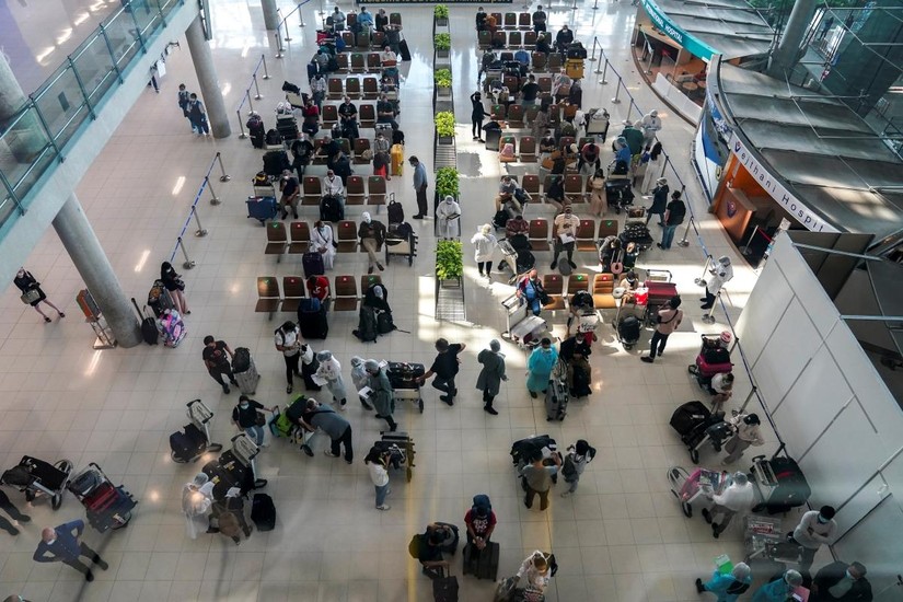 Du khách nước ngoài đến sân bay Suvarnabhumi ở Bangkok, Thái Lan trong ngày đầy tiên mở cửa 1/11. Ảnh: Reuters