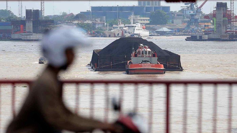 Một sà lan chở than trên sông ở Nam Sumatra, Indonesia. Ảnh: Reuters
