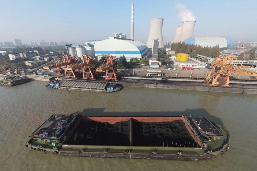 Một sà lan chở than trên Grand Canal qua Dương Châu, Trung Quốc, vào tháng trước. Ảnh: AFP