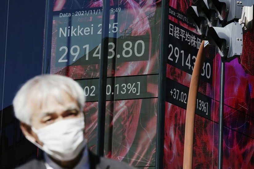 Bảng điện tử hiển thị chỉ số Nikkei 225 của Nhật Bản tại một công ty chứng khoán vào thứ Năm, ngày 11 tháng 11 năm 2021, ở Tokyo. Ảnh AP