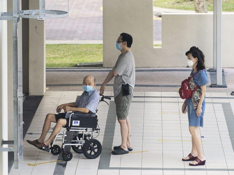 Một người dân lớn tuổi chờ tiêm vaccine Covid-19 tại điểm tiêm chủng ở Singapore hồi đầu tháng 9. Ảnh: Bloomberg