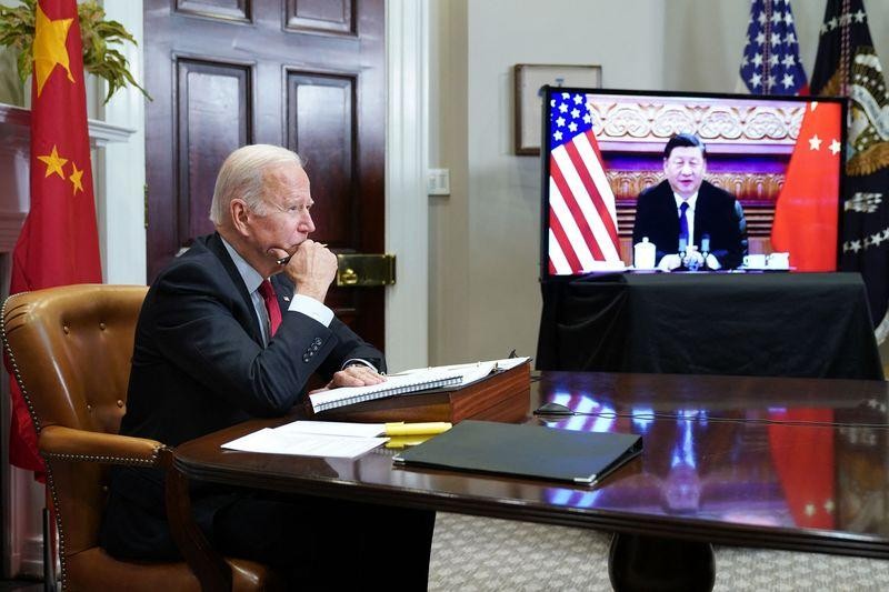 Tổng thống Mỹ Joe Biden và Chủ tịch Trung Quốc Tập Cận Bình (trên màn hình) họp thượng đỉnh. Ảnh: AFP