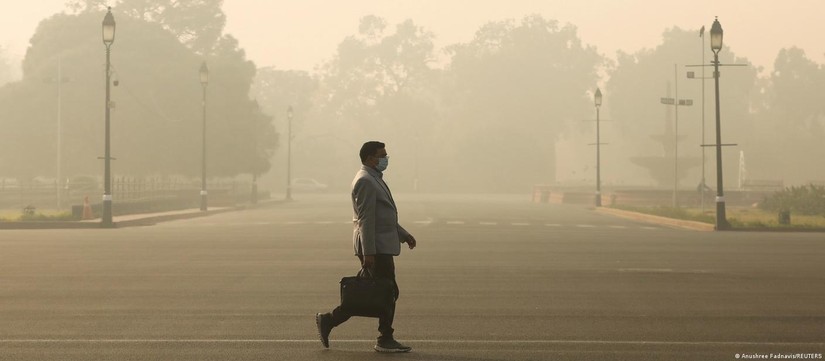 Thủ đô Ấn Độ báo động với tình trạng ô nhiễm không khí nghiêm trọng, khói mù bao phủ mọi nơi. Ảnh: Dw.com