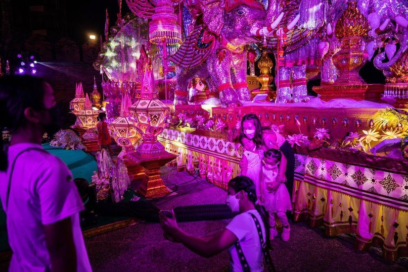 Du khách chụp ảnh tại Cổng Tha Phae trong lễ hội Loy Krathong ở Chiang Mai vào ngày 19/11. Ảnh: Bloomberg