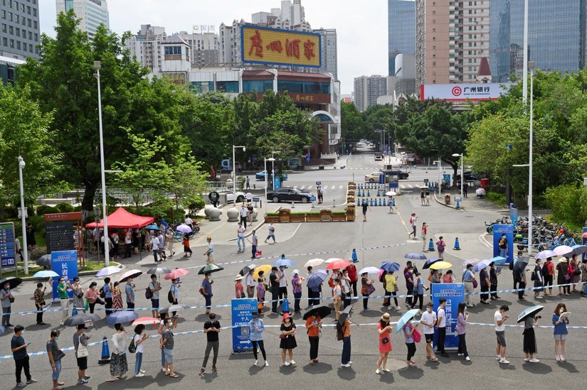Mọi người xếp hàng để nhận mũi tiêm Covid-19 bên ngoài một điểm tiêm chủng ở Quảng Châu vào tháng 5/2021. Ảnh: Reuters 