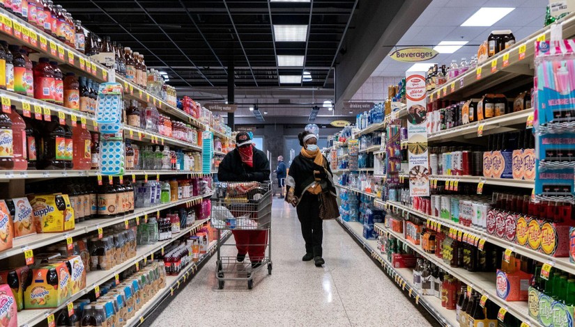 Người tiêu dùng mua sắm tại một siêu thị ở St. Louis, Missouri, Mỹ vào ngày 4/4/2020. Ảnh: Reuters