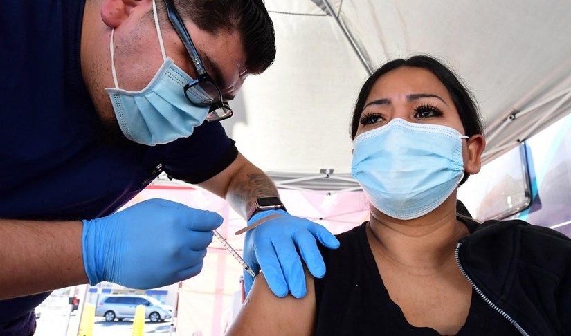 Một phụ nữ tiêm vaccine Covid-19 tại điểm tiêm lưu động ở Rosemead, bang California, Mỹ, hôm 29/11. Ảnh: AFP