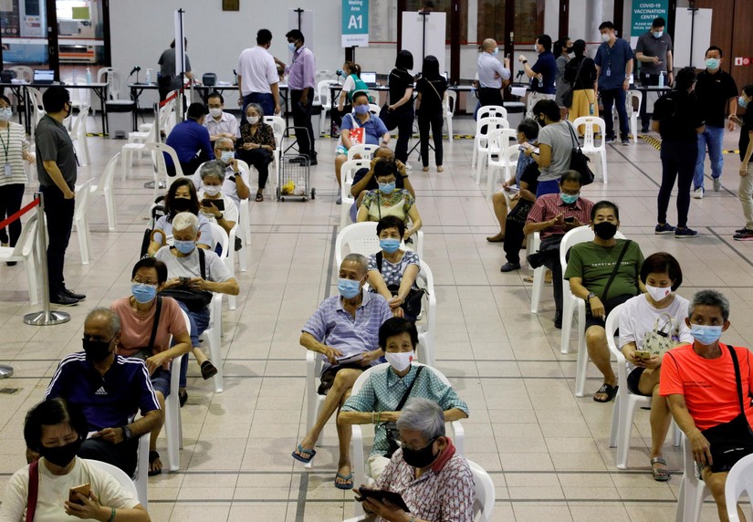 Những người trên 70 tuổi ngồi chờ tại khu vực theo dõi sau khi tiêm vaccine Covid-19 tại một trung tâm tiêm chủng ở Singapore hồi tháng 1. Ảnh: Reuters