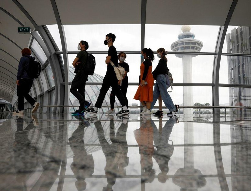 Singapore ghi nhận ca mắc biến chủng Omicron trong cộng đồng đầu tiên là một người làm việc tại sân bay Changi. Ảnh: Reuters