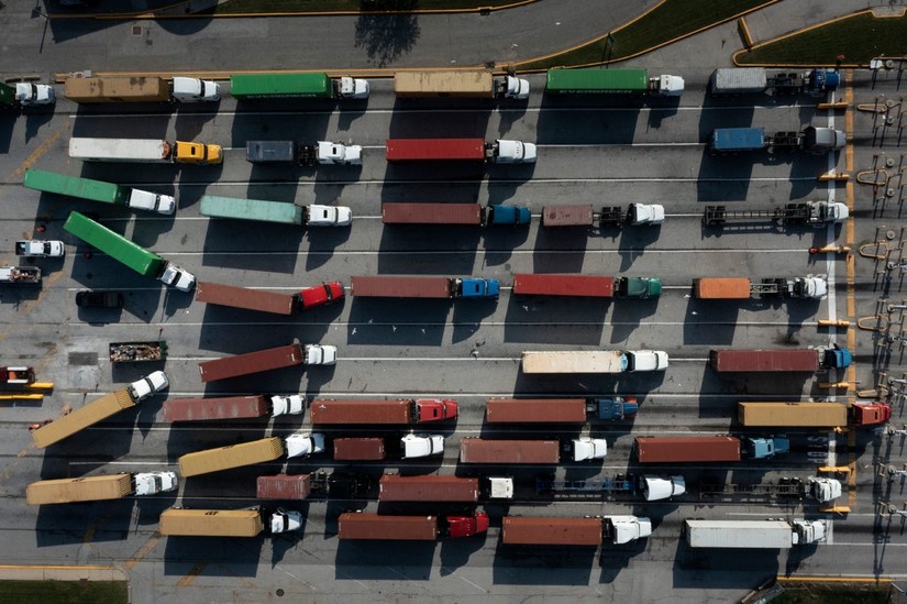 Ùn tắc hàng hóa trên cảng Hamburg (Đức) gây ảnh hưởng đến chuỗi cung ứng toàn cầu trong năm 2021. Ảnh: Politico