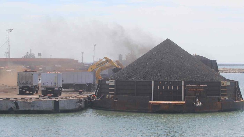 Indonesia hiện đã áp đặt lệnh cấm xuất khẩu than trong một tháng. Ảnh: Reuters