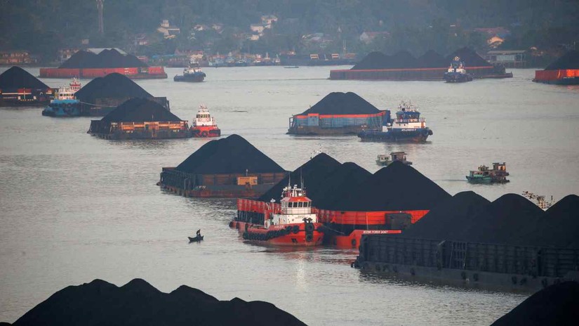 Indonesia đã cho phép 37 tàu chở than khởi hành sau khi lệnh cấm xuất khẩu được nới lỏng. Ảnh: Reuters