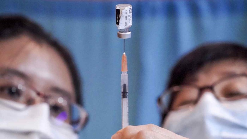 Singapore dẫn đầu châu Á về mức độ bao phủ vaccine Covid-19 tăng cường. Ảnh: EPA