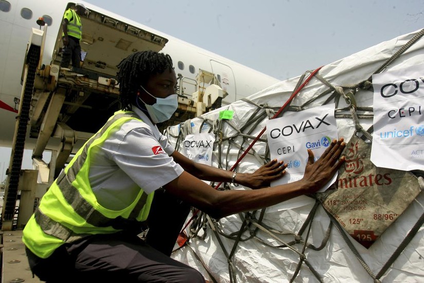 WHO cho biết, trong số 1,1 triệu liều vaccine Covid-19 chuyển đến Rwanda hôm 15/1 bao gồm liều thứ một tỷ được cung cấp thông qua chương trình COVAX. Ảnh: AP