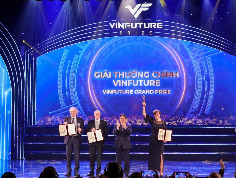 Thủ tướng Phạm Minh Chính trao giải thưởng chính VinFuture cho 3 nhà khoa học nghiên cứu công nghệ mRNA. Ảnh: T.H