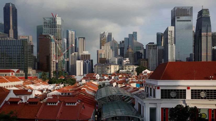 Ngân hàng trung ương Singapore đang thắt chặt chính sách tiền tệ, trong bối cảnh nguồn cung toàn cầu hạn chế và nhu cầu kinh tế tăng cao gây ra rủi ro lạm phát. Ảnh: Reuters