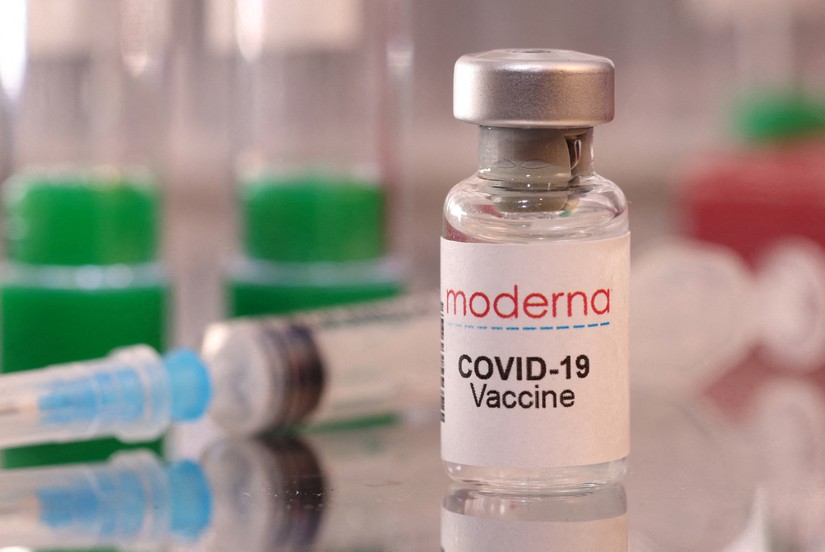 Sau Pfizer, Moderna cũng thông báo đang phát triển một loại vaccine tăng cường đặc hiệu cho biến chủng Omicron. Ảnh: Reuters