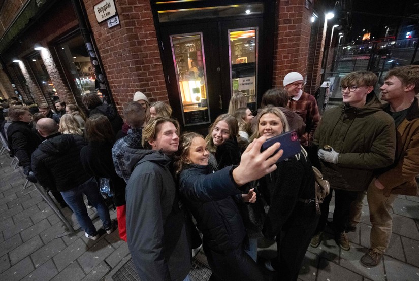 Mọi người chụp ảnh bên ngoài một hộp đêm ở Malmoe, Thuỵ Điển, sau khi quốc gia này dỡ bỏ các hạn chế của Covid-19. Ảnh: AFP