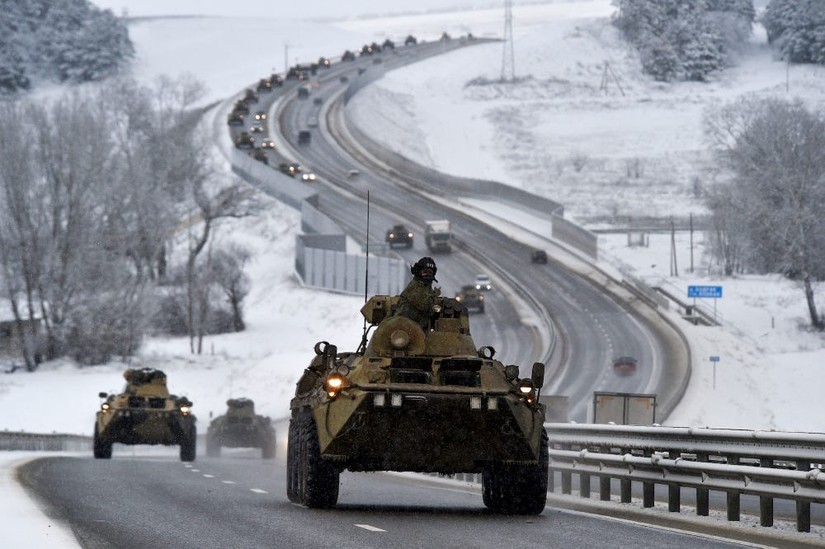Một đoàn xe bọc thép của Nga di chuyển dọc đường cao tốc ở Crimea. Ảnh: AP