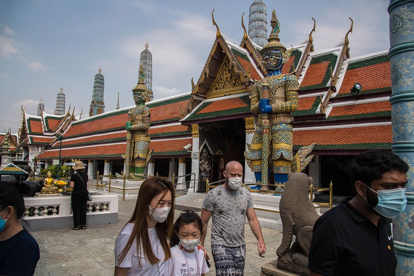 Du khách đeo khẩu trang khi tham quan chùa Emerald Buddha ở Bangkok, Thái Lan. Ảnh: Getty Images