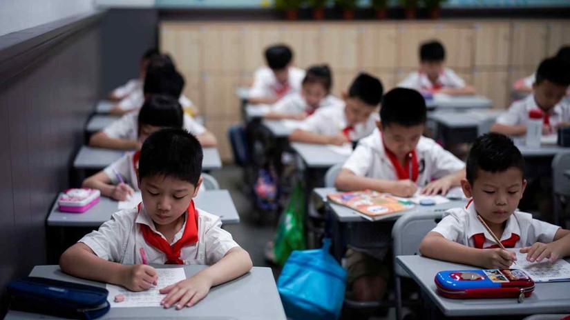 Một trường tiểu học ở Vũ Hán, Trung Quốc. Chi phí trung bình để nuôi dạy một đứa trẻ đến 18 tuổi ở Trung Quốc vào năm 2019 gấp 6,9 lần GDP bình quân đầu người của nước này trong năm đó. Ảnh: Reuters