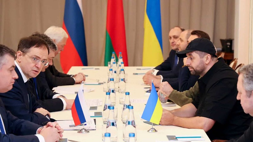 Phái đoàn Nga (trái) và Ukraine đàm phán tại Belarus hôm 28/2. Ảnh: TASS