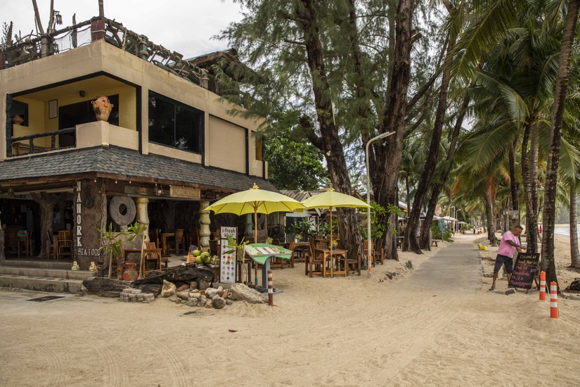 Một nhà hàng vắng khách tại bãi biển Kamala, Phuket vào tháng 7/2021. Ảnh: Bloomberg