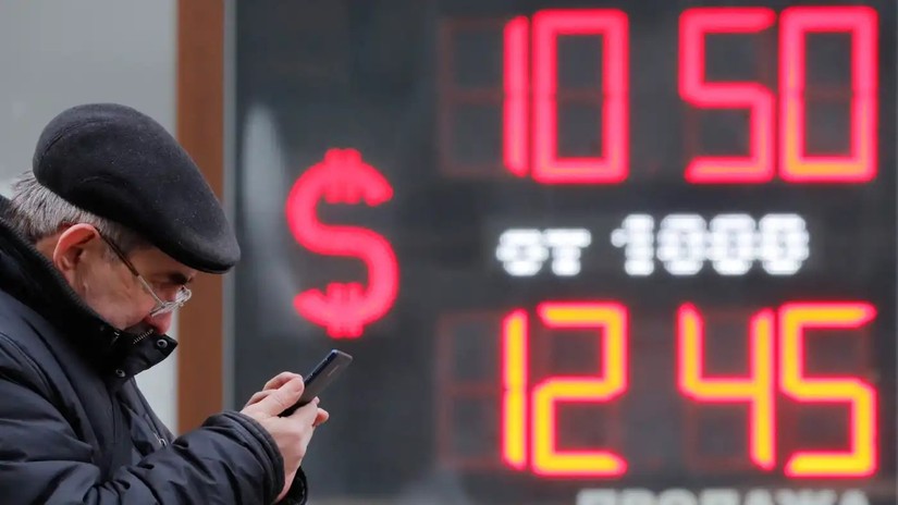 Đồng RUB đã trượt giá so với đồng USD trong bối cảnh các biện pháp trừng phạt tài chính của phương Tây được thắt chặt. Ảnh: Reuters