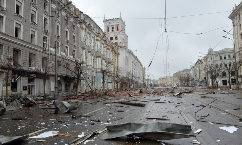 Tòa nhà bị trúng pháo kích ở trung tâm thành phố Kharkov, Ukraine, hôm 2/3. Ảnh: AFP