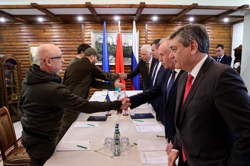 Phái đoàn Ukraine (trái) và Nga trong cuộc gặp tại Belarus hôm 3/3. Ảnh: TASS