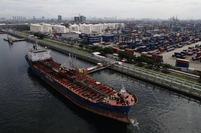 Một tàu chở dầu đã cập cảng Tanjung Priok, Jakarta, 2/2022. Châu Á dễ bị ảnh hưởng bởi giá dầu tăng đột biến do xung đột Nga-Ukraine. Ảnh: Bloomberg