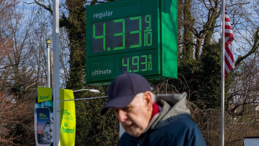 Một bảng hiệu cho thấy giá xăng tăng ở bên ngoài một trạm xăng ở Washington, DC, ngày 8/3. Ảnh: AP