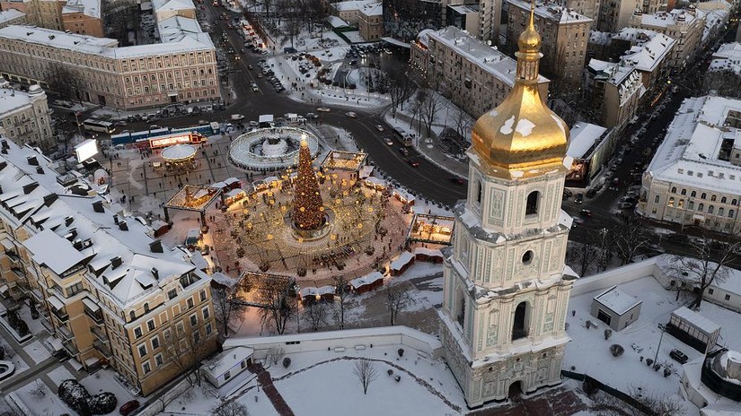 Tuyết bao phủ trung tâm thành phố và Nhà thờ St. Sophia ở Kiev, Ukraine. Ảnh: AP 
