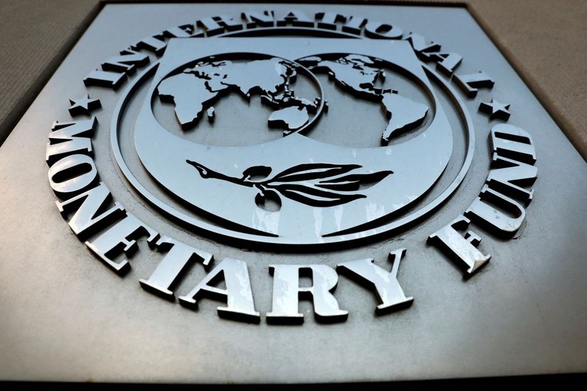 Logo của Quỹ Tiền tệ Quốc tế (IMF) bên ngoài tòa trụ sở chính ở Washington, Mỹ. Ảnh: Reuters