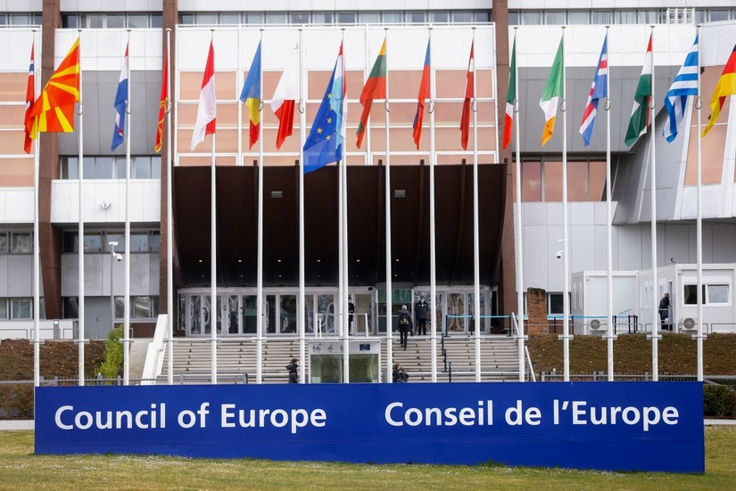 Cờ của các nước thành viên Hội đồng châu Âu tại trụ sở chính. Ảnh: Reuters