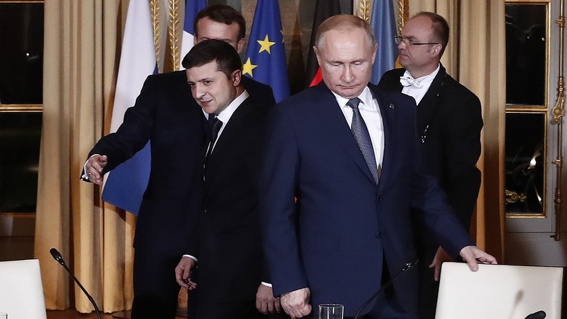 Tổng thống Ukraine Volodymyr Zelensky và Tổng thống Nga Vladimir Putin sẽ gặp nhau khi thỏa thuận hai bên được ký kết. Ảnh: AP