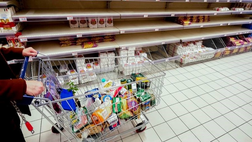 Những kệ hàng trống rỗng tại một siêu thị ở Napoli, Italy. Ảnh: Getty Images