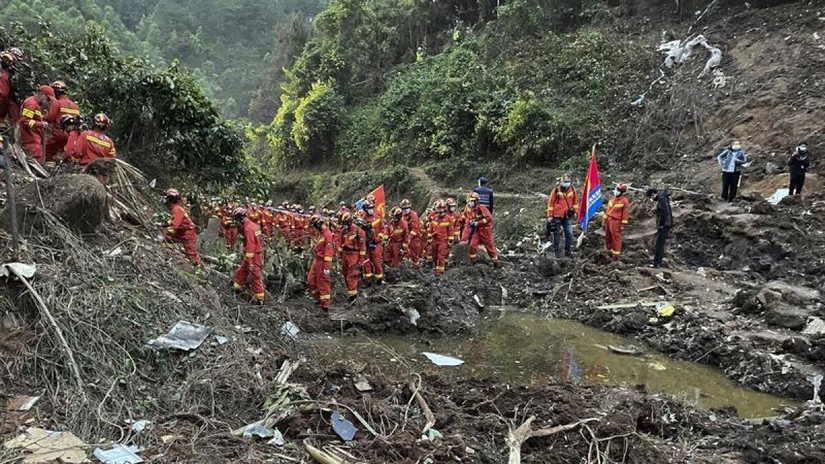 Lực lượng cứu hộ tìm kiếm hộp đen máy bay của Hãng hàng không China Eastern Airlines tại hiện trường vụ tai nạn ở khu tự trị dân tộc Choang Quảng Tây, Trung Quốc. Ảnh: AP