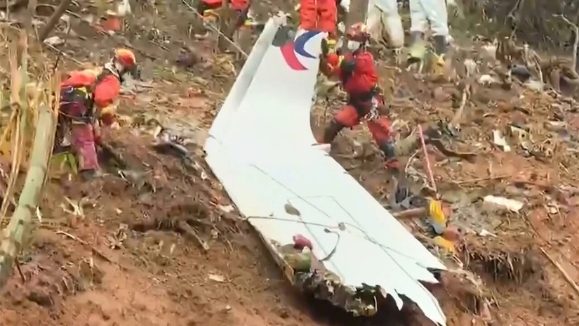 Các đội cứu hộ đã rà soát những con dốc trong rừng để tìm mảnh vỡ máy bay và dấu hiệu của những người sống sót. Ảnh: AFP