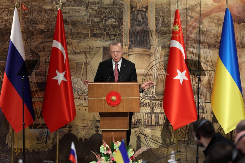 Tổng thống Thổ Nhĩ Kỳ Tayyip Erdogan phát biểu trước các nhà đàm phán Nga và Ukraine, tại Istanbul, Thổ Nhĩ Kỳ. Ảnh: Reuters